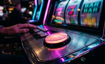 Tampilan layar permainan digital di atas meja kerja